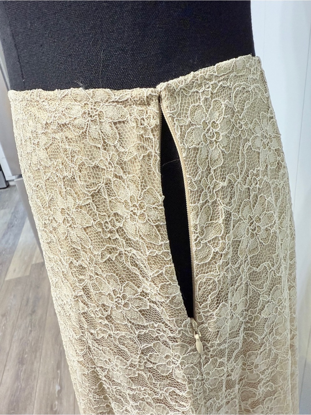 Bloomingdale's Tan Lace Circle Skirt with gold sparkling ✨ - Picture 5 of 8
